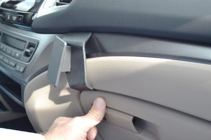 Brodit ProClip 855156 voor Honda Ridgeline 2016-2025, Honda Pilot 2016-2022 en Honda Passport 2019-2025 - detail van dashboardmontage