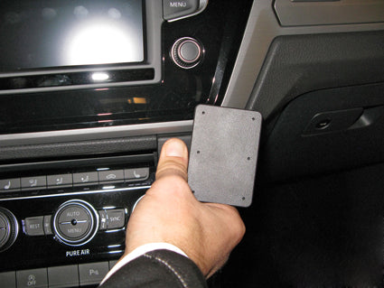 Brodit ProClip 855163 voor Volkswagen Touran 2016-2026 - detail van dashboardmontage