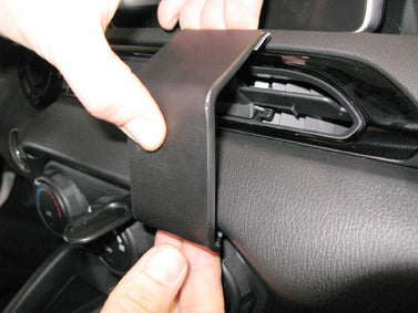 Brodit ProClip 855172 voor Mazda MX-5 2016-2024 en Mazda Miata 2016-2024 - ProClip geplaatst in het voertuig