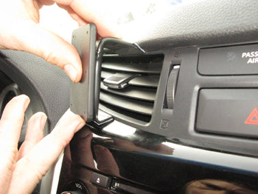 Brodit ProClip 855196 voor Nissan Navara 2016-2023 en Renault Alaskan 2016-2018 - ProClip geplaatst in het voertuig