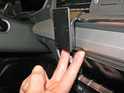Brodit ProClip 855286 voor Audi Q5 2017-2025 - detail van dashboardmontage