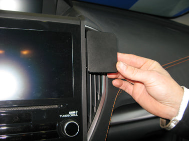 Brodit ProClip 855383 voor Subaru XV 2018-2023 en Subaru Impreza 2017-2023 - montagepositie op dashboard
