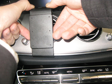 Brodit ProClip 855397 voor Mercedes Benz E-Class, Stationwagon 2018-2023, Mercedes Benz E-Class, Sedan 2018-2023 e.a. - ProClip geplaatst in het voertuig