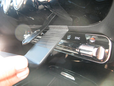 Brodit ProClip 855423 voor Mercedes Benz CLA-Class 2019-2025 en Mercedes Benz A-Class 2018-2025 - montagepositie op dashboard