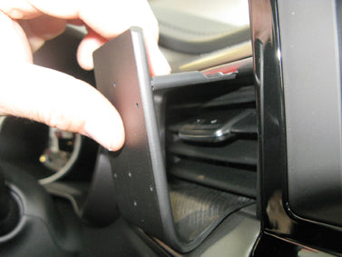 Brodit ProClip 855448 voor Kia ProCeed 2019-2024 en Kia Ceed 2019-2024 - montagepositie op dashboard