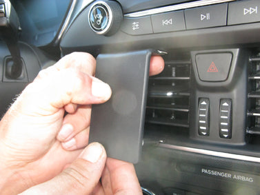 Brodit ProClip 855449 voor Ford Kuga 2020-2026 en Ford Focus 2019-2025 - montagepositie op dashboard