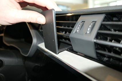 Brodit ProClip 855481 voor Audi Q3 2019-2025 - montagepositie op dashboard