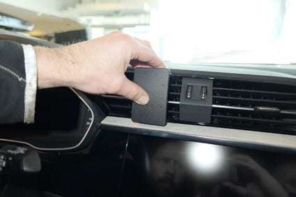Brodit ProClip 855481 voor Audi Q3 2019-2025 - detail van dashboardmontage