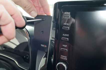 Brodit ProClip 855507 voor Suzuki Swace 2021-2024 en Toyota Corolla 2019-2022 - detail van dashboardmontage