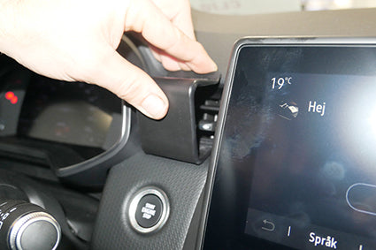 Brodit ProClip 855575 voor Mitsubishi Colt 2023-2026 en Renault Clio V 2020-2026 - montagepositie op dashboard