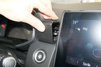 Brodit ProClip 855575 voor Mitsubishi Colt 2023-2026 en Renault Clio V 2020-2026 - montagepositie op dashboard