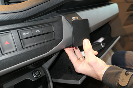 Brodit ProClip 855588 voor Volkswagen T6.1 Transporter/Pickup 2020-2024 en Volkswagen Caravelle 6.1 2021-2024 - detail van dashboardmontage