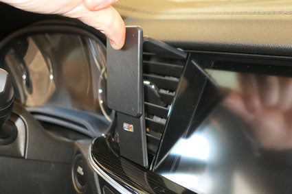 Brodit ProClip 855599 voor Buick Regal 2018-2022 en Opel Insignia B 2018-2022 - detail van dashboardmontage