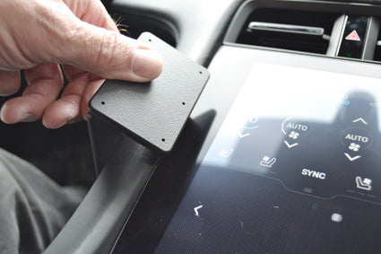 Brodit ProClip 855613 voor Porsche Taycan 2020-2026 - montagepositie op dashboard
