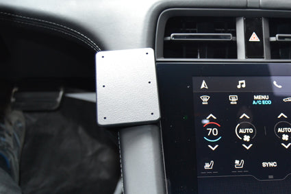 Brodit ProClip 855613 voor Porsche Taycan 2020-2026 - detail van dashboardmontage