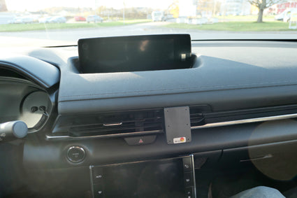 Brodit ProClip 855645 voor Mazda MX-30 2021-2023 - detail van dashboardmontage