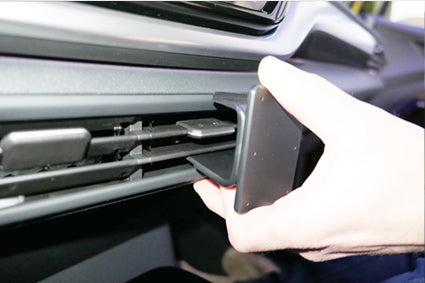 Brodit ProClip 855666 voor Volkswagen ID.5 2023-2026 en Volkswagen ID.4 2021-2026 - montagepositie op dashboard