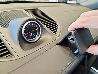 Brodit ProClip 855685 voor Porsche Macan 2021-2024 - montagepositie op dashboard