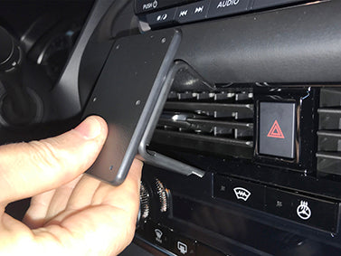Brodit ProClip 855697 voor Nissan X-Trail 2022-2026, Nissan Rogue 2021-2023 en Nissan Qashqai 2022-2026 - montagepositie op dashboard