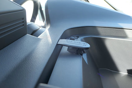 Brodit ProClip 855717 voor Nissan Primastar 2022-2026 en Renault Trafic 2022-2026 - montagepositie op dashboard