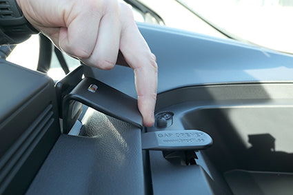 Brodit ProClip 855717 voor Nissan Primastar 2022-2026 en Renault Trafic 2022-2026 - ProClip geplaatst in het voertuig