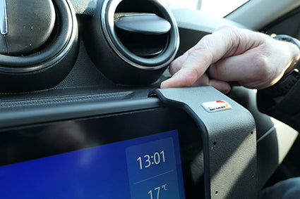 Brodit ProClip 855741 voor Dacia Duster 2022-2023 - montagepositie op dashboard