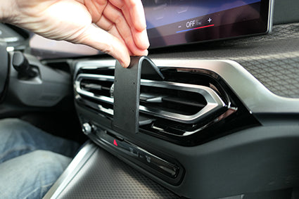 Brodit ProClip 855754 voor BMW i4 G26 2022-2026 en BMW 3-series G20, G21, G28 2023-2024 - ProClip geplaatst in het voertuig