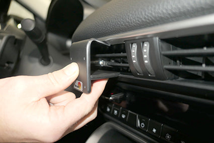 Brodit ProClip 855825 voor Mazda CX-80 2025-2026 en Mazda CX-60 2023-2026 - detail van dashboardmontage