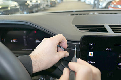 Brodit ProClip 855826 voor Polestar 2 2020-2026 - detail van dashboardmontage