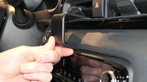 Brodit ProClip 856033 voor Toyota Yaris 2021-2026 - detail van dashboardmontage