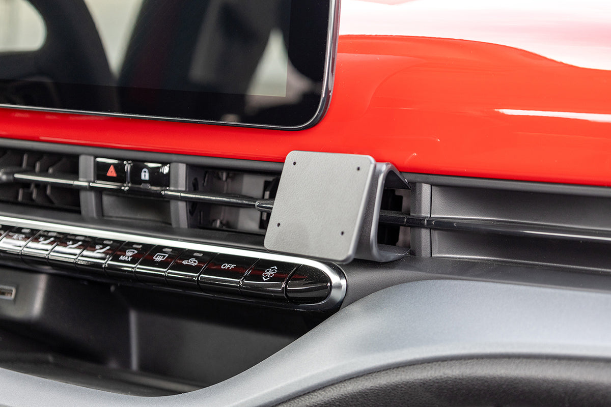 Brodit ProClip 856084 voor Fiat 500 E 2024-2026 - detail van dashboardmontage