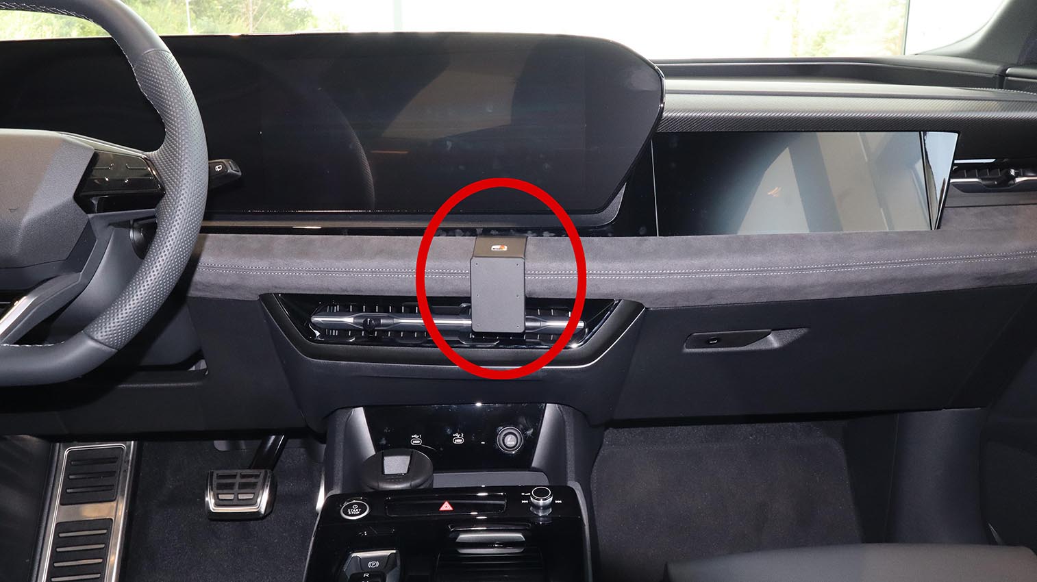 Brodit ProClip 856114 voor Audi Q6 2025-2026 - productfoto zwarte ABS montagebasis