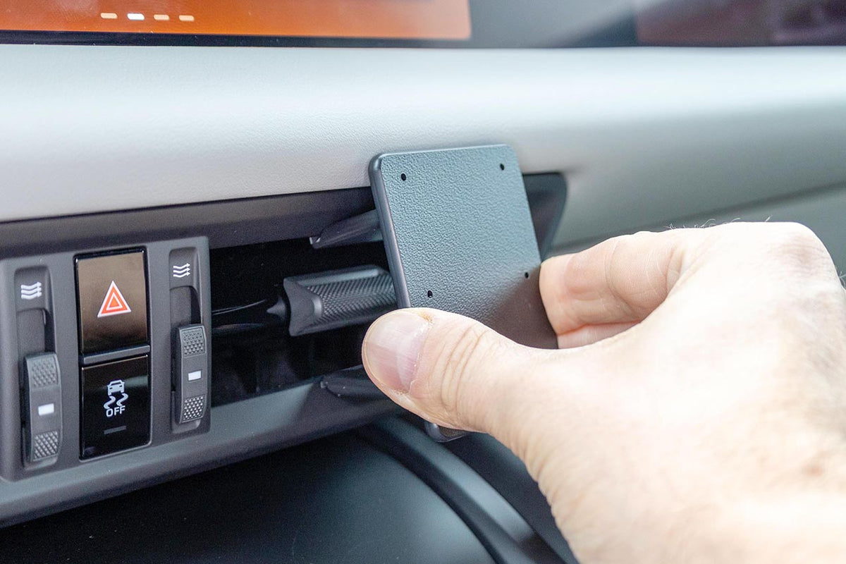 Brodit ProClip 856136 voor Porsche Macan Electric 2025-2026 - montagepositie op dashboard