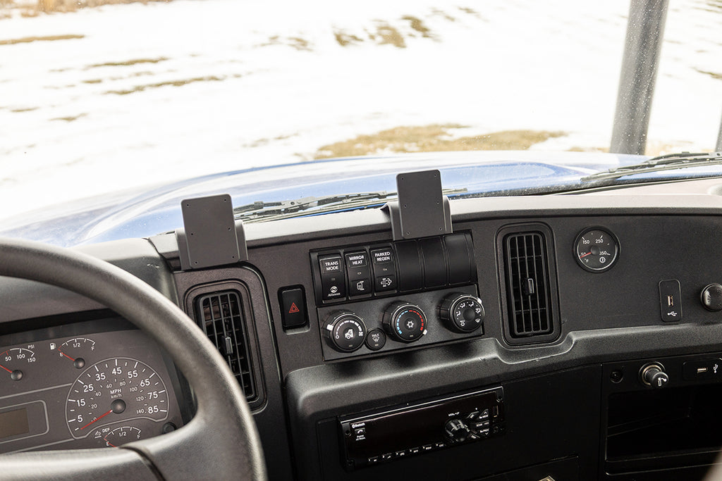 Brodit ProClip 856257 voor International MV 2024-2026 en International HV 2024-2026 - detail van dashboardmontage