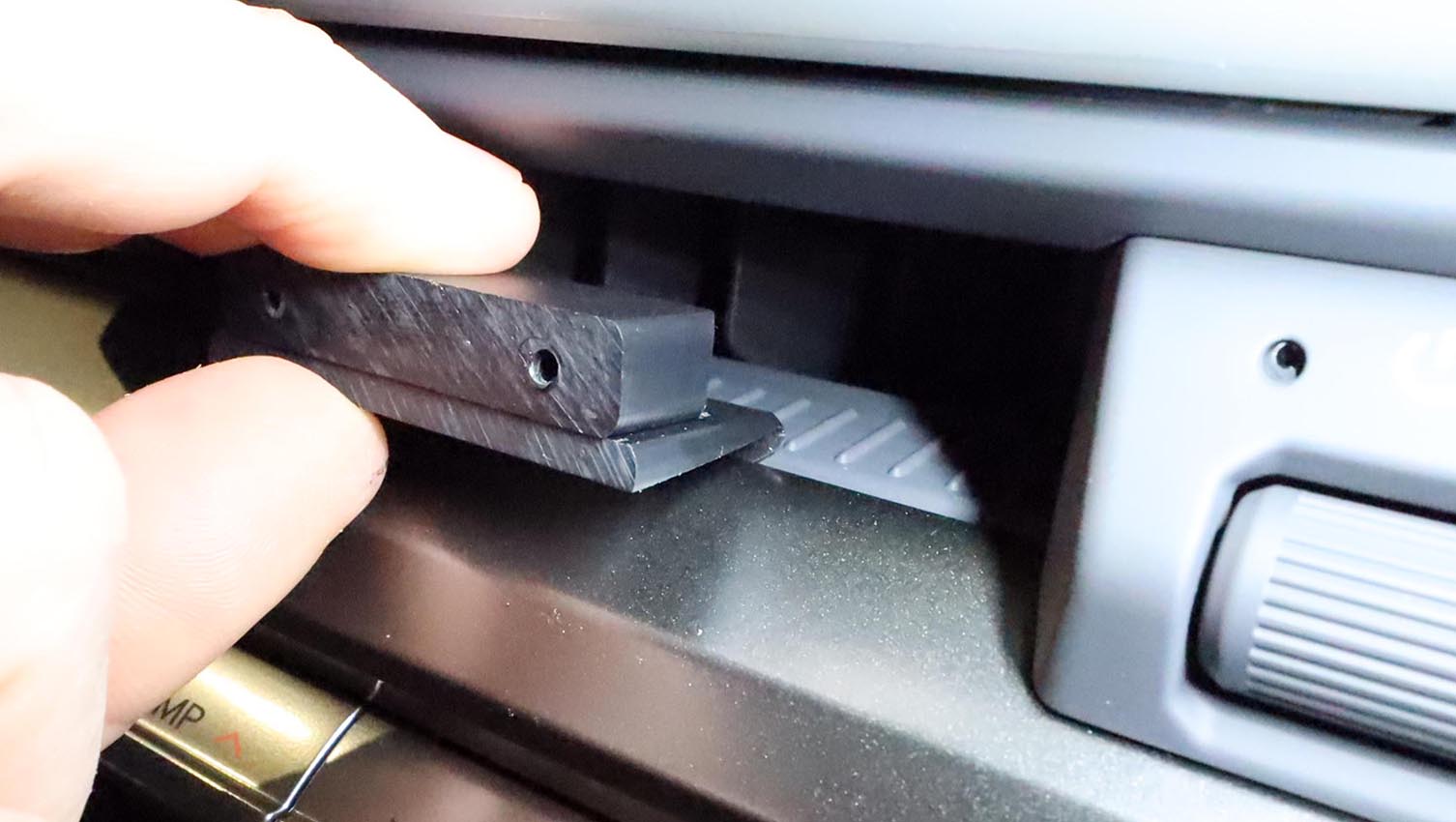 Brodit ProClip 856266 voor Kia EV3 2025-2026 - montagepositie op dashboard